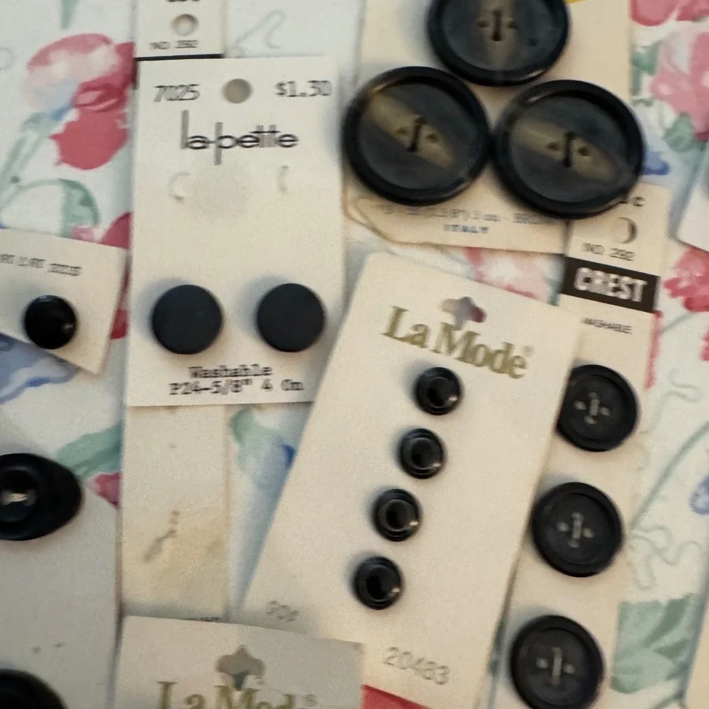 Vintage Black Button Lot La Mode Le Bouton Crest Mixed Sizes Shapes 30+ Pieces